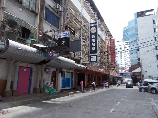 奥から、スリウォン通り　を見て。