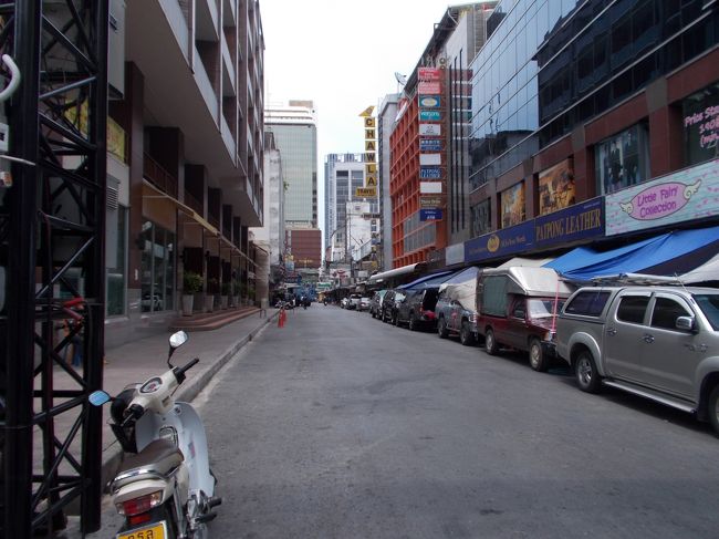 パッポン<br /><br />屋台組み立てが始まる１４時までは、人通りありません。<br /><br />が・・午前中から数人の客引きが奥のシーロム側にいます。<br />客引きですから、健全な店ではありません。<br /><br />シーロム通りからナラヤに来る時、必ず声をかけられます。<br />毎回通るので、顔覚えてしまいました。　　オバサン