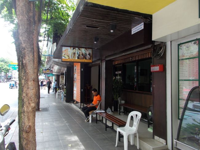 通り　上り方面<br /><br />古式マッサージ店が、密集しています。