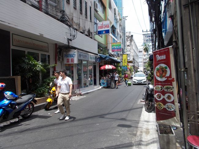 ソイ　ターンタワン<br /><br />スリウォン通り　の　ソイは、他の通りと違って　ソイ２　とか　４　とかの<br />算数字・表記ではなく　名前がついています。<br /><br />この通り?シーロム通り　までは、前回投稿済。<br /><br />奥には、コカ・マンゴツリー・沢山の日本食店あります。