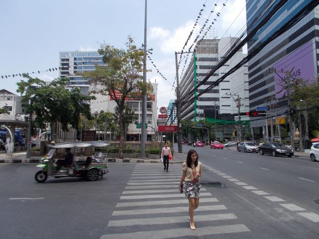 ナラティワート交差点<br /><br />ここまでで、８００m<br /><br />先の角には、今でも日本人に大人気の　ソンブーン　あります。<br />２００７年９月に、連れられて一度だけ入店。<br />満員で、日本人パラパラいました。<br />