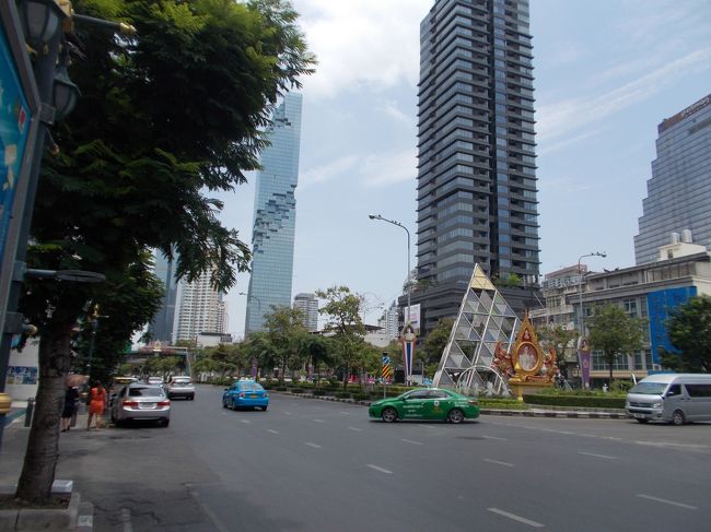 ナラティーワート通り<br /><br />左先には、チョンノンシー駅　あります。