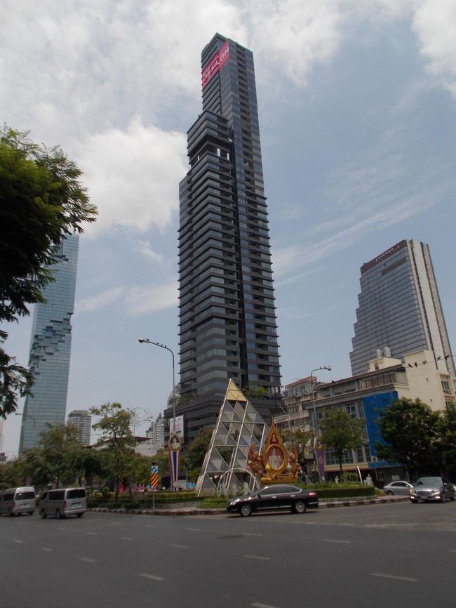 左側ビル　バンコク一高い　<br />マハナコーン<br /><br />３１４m  ７７階<br /><br />もう完成したのかな・・？