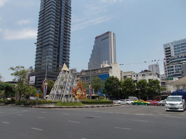 中央のビルは、プルマン　ホテルです。<br /><br />よく一緒に来た部長が、一人で来る時は、このホテルです。<br />今回も、日程が合わず。