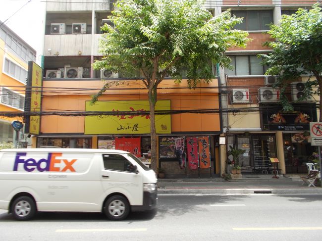 山小屋ラーメン<br /><br />九州とんこつラーメン店　　細麺<br />１０年弱前頃、ターンタワンに泊まっていた時、よくランチを食べにきました。<br /><br />毎回、シンハ大瓶・ラーメン・ライスです。<br />昼間飲むビールは、夜よりも効きます。<br /><br />バンコク滞在中は、ランチに必ず　シンハ大瓶１本飲んでいます。<br />アル中では、ありません＾＾<br />