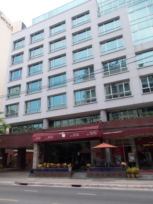 デ　アーニ<br /><br />２００８年オープン。<br />オープン当時から現在まで、日本人リピーターの方々に人気のホテルです。<br /><br />masapi さんの宿泊記を見て<br />夜遊びに便利だから<br />一度は、宿泊したいと思っていたんですが・・<br /><br />通りを滞在中、約３０回位は往復しないといけないので<br />リスクが高いと思って。<br /><br /><br />masapi さん<br />デ・アーニ.....宿泊記<br />http://4travel.jp/travelogue/10414218<br /><br /><br />You Tube<br />デ・アーニ.....スタンダードルーム<br />https://www.youtube.com/watch?v=IpVJ2qFz6Pc