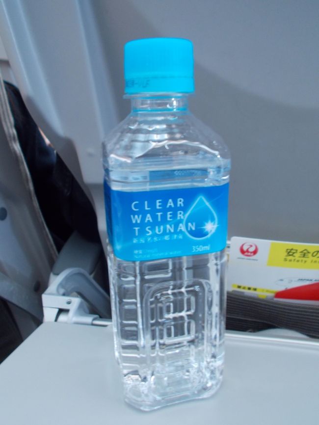 ４年前に、タイ航空で一人で来た時。<br /><br />タイ航空は、ミネラルくれないし、朝食は食べないので<br />早朝のうがい用にスワンナプーム空港で<br />このサイズの３分の２位のミネラルを、通路のワゴンで買いました。<br />１５０B　しました。　ビックリ。<br /><br />その次にタイ航空で来た時は、店で購入したら３５Bでした。<br /><br />