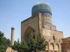 ここはバザール近くのビビハニム・モスク。
(14,000スムのところ10,000スムにまけてくれた。ちなみに現地の人は1,000スム)