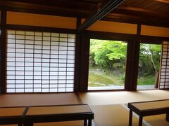 ホテルへ戻る途中立ち寄った今西家書院
民間所有なのになんと旧国宝
（この障子、枠が細いので2枚なのにまるで大きな1枚であるかのように見える）