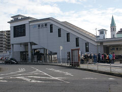 ●JR郡山駅

駅前でご年配の方々が並んでいました。
ウォーキングでもあるのかもしれませんね。
でも、目的地は同じ気がする…（苦笑）。