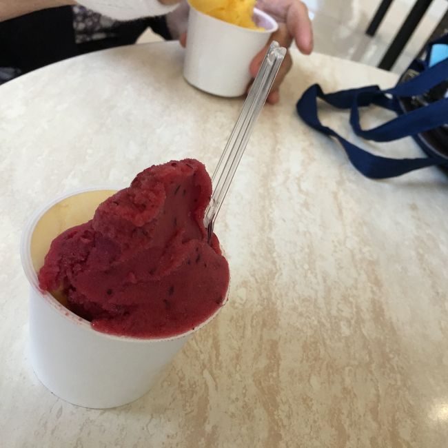 石垣空港に到着したら、ミルミルでジェラートを食べました。私はパッションフルーツとカシスです。<br />さっぱりしていて美味しいです
