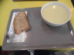 そろそろお昼ごはん。
歩き方に載っていたお店へ。
少し塩味が強いかも。
そういえばルクセンブルグの肥満率ってかなり高かったような。