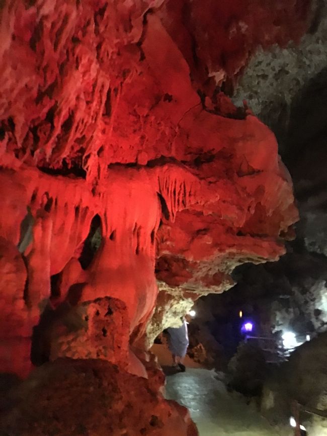 そんなこと言ったらダメだよ。<br />有名な鍾乳洞なんだから、、<br />でも私達だけで誰もいない、、、