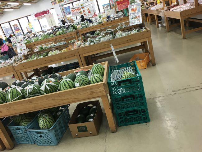 スイカが甘くて美味しいです。<br />でも、持ち帰れないので試食だけして出てきました。