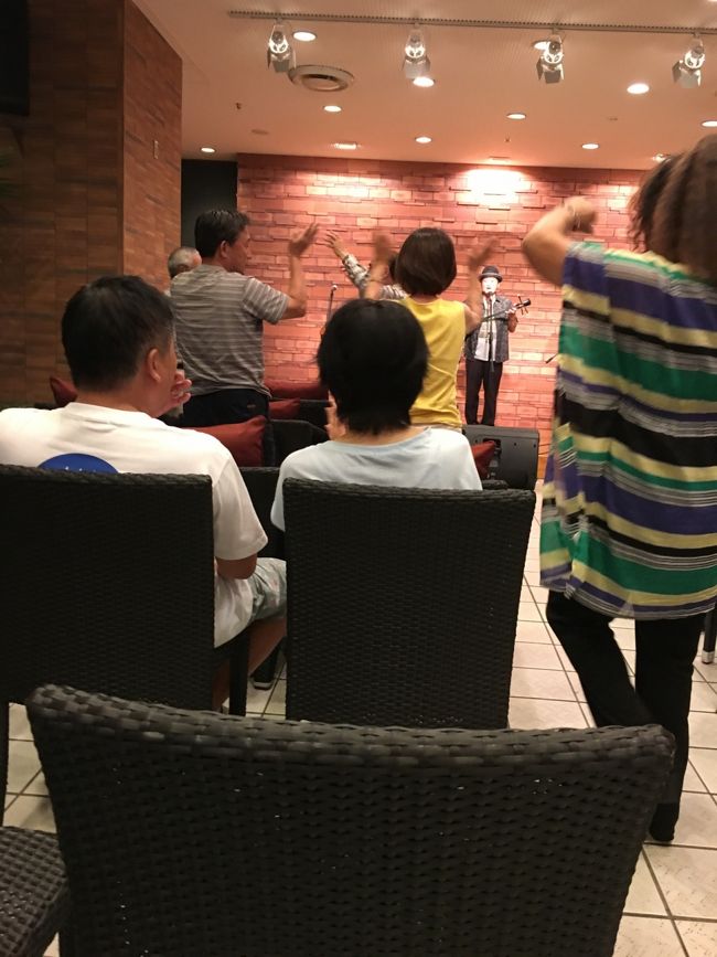 夜には無料のライブもありました。<br />酔っぱらいのおじいさん、ノリノリでした、笑