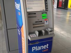 ワルシャワ・ショパン空港内のＡＴＭ
この会社のＡＴＭしか発見できなかったが、空港内に１０台以上設置されている。
ここで、キャッシングを利用して、現地通貨のzł(ズウォティ)を入手した。引き出しは20zł単位で、ここでキャッシングして、1zł=28.069円＋利息
この旅で利用したクレジットカードのレートの中で、利息を足しても、いちばんいいレートだった。ＡＴＭ利用手数料は、かからなかった。
http://www.planetcash.pl/

ポーランドでは、ショッピングで利用の際、自動的に日本円での決済となるケースが多々あった。（何らかの操作で、現地通貨で決済できるかもしれないが、ポーランド語のため、対処できない）
日本円での決済の際、現地の決済会社が、３〜４％手数料を取るので、現金の両替よりはレートがいいが、かなり取られることになる。
お金の使い方は、少しずつキャッシングしていくのが、いいと思う。

今回のルートでクラクフに行く場合、ワルシャワからクラクフに向かう飛行機の中で、日本時間で日付を跨ぐので、ワルシャワ空港で現金が必要なければ、クラクフ空港でキャッシングした方が、利息の節約になる。　クラクフ空港にも、複数のATMがあった。