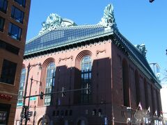 『Harold Washington Library』（ハロルド・ワシントン図書館）
10階建てで座席数が2千以上、１２００万冊の本と原稿を蔵書という巨大図書館
世界で一番大きな図書館としてギネスブックに登録されているとか w(ﾟoﾟ)w