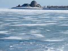 アドラープラネタリウム「Adler Planetarium」
　http://www.adlerplanetarium.org/

それにしても湖・・・パリッパリに凍ってた