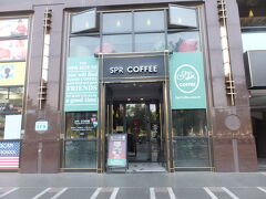 （９）　★★☆【SPR Coffee 喫茶店】 

ここは室外に出ると煙草が吸えるのでお気に入りです。また、凹子底森林公園の景色も眺められゆっくりするのにはいいところです。 
住所：高雄市鼓山區美術東四路436號。
電話：07-52267