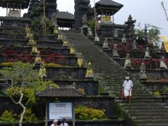 昼食後はバリ・ヒンドゥー教の総本山であるブサキ寺院へ。
ブサキ寺院は聖なる山・アグン山中腹にある30もの寺院の集合体。