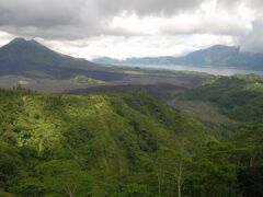そして車で山道を登ってキンタマーニ高原へ。
山の天気は変わりやすいせいかここにきてお天気がちょっと不安定だったけど、山道の先、ぱーっと視界が開けこの景色が見えた時には「おーっ！」ってなったよ！
左にバトゥール山、バトゥール湖の奥がアバン山。