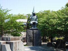 熊本城のお堀の手前に加藤清正像がある。