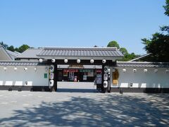 熊本城下の観光案内所などが入っている城彩苑（桜の馬場）は、
それほど被害がなかった。