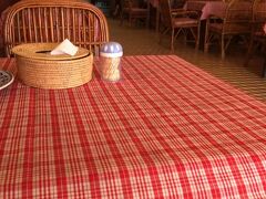 ランチもまだで、お腹の調子もよくなってきたので
クメール・キッチンで遅めのランチです。
時間は16：30くらいだったので、客は私一人でした。
