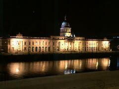 タラストリートからダートで戻ります
夜の税関、ライトアップがセンスあります