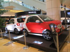 モノレールで羽田空港に着き、地下1階で小さなベンツの展示を見ます。

「Mercedes me Tokyo HANEDA」
この周辺にはクリスピークリームドーナツや私の大好きなエッグセレントバイツがあります。

展示されているのはとてもかわいいsmart fortwo edition 2。
小さな車でいいな、欲しいです。でも、二人乗り？荷物が入らなさそう・