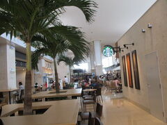 石垣島の空港内はこんな感じ。

新しいのですが、フードコートの周りに店があるだけ。ちょっとがっかりです。
スタバは日本最南端のお店

案内所で「短時間で外に出ないように、乗り継げませんよ」と。行けと勧められた展望デッキに行くことにしました。