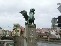 こちらは旧市街北側にある龍の橋。その名の通りカッコいいドラゴンの銅像がお出迎え。他の観光客に交じって撮影大会。
