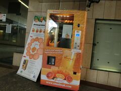 その後、ホテルに預けた荷物をピックアップしてリュブリャナ駅へ。
駅の構内で見つけたのはこの自販機。こちらは注文したらその場で生のオレンジを機械が絞ってオレンジジュースにしてくれる自販機。
