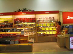 さあ、急がねば。

ジミーズでクッキーでなく、マフィンを買います。

人気のバナナは売り切れ。

紅いも、チーズ、キャラメル、チョコチップが買えました。

日本国内でマフィンを買うなら、コストコよりも米軍基地よりも、ここのが美味しいと思います。柔らかいし、家族も大好きです。