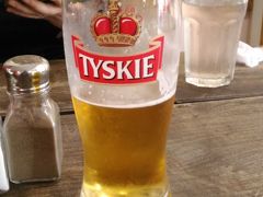 読み方はわからないけど、ＴＹＳＫＩＥ（ティスキエ）ビール。
SABミラーのブランドの１つ。

ポーランドでは３種類の地元のビールを飲んだけど、TYSKIEがいちばん美味しかった。　日本のビールに近い味。

Chłopskie Jadłoは、農夫のごはん　という意味。