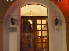 ここが今夜から２泊する、カサ・ワグナーCasa Wagner。シギショアラにも、カサ・ワグナーってありました。

ヨーロッパの旧市街にありがちの・・・こじんまりとしたホテルです。