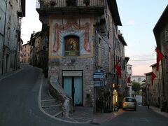 左奥にあるホテルからフォンテベッラ通りを「S.Francesco」門へ下ってきました。