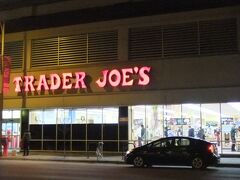 やっぱり目的地はココ　『ＴＲＡＤＥＲ　ＪＯＥ’Ｓ』
今回ホステルを決めてからＭＡＰ見ててビックリ！ 歩いて２分だもの ヾ(＞▽＜)ｏ