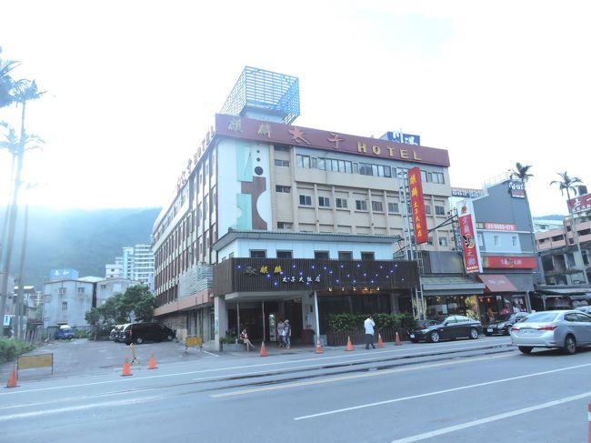 この日の宿泊は麒麟大子飯店(キリンプリンスホテル)。<br />５階建ての古いホテルだけど向いに地上18階地下４階の<br />新館を建築中。