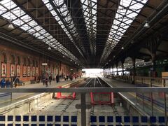 長距離急行出発＆終着駅なので、線路が見渡せます

こちらはIrish Rail（Iarnród Éireann）側です

ダートのホームはこのホームの左側の通路を行くとあります