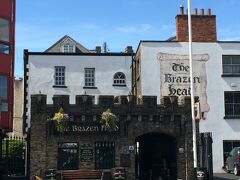 ”The Brazen Head（ザ・ブレイズンヘッド）”

カワイイと思って撮った写真ですが、
帰って来てガイドブック見たら載ってました

1198年創業のダブリンで最も古いパブだったんですね
次に来る機会があれば、THE Church同様ここにも来てみたい！
中庭もあるようです

本来ならここからダブリニアにもクライストチャーチにも行きたかったんですが
時間の都合で聖パトリック大聖堂へ直接向かいます

次の旅行記へ〜
