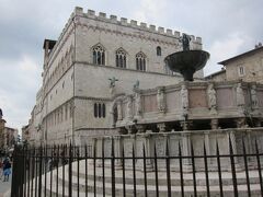 サンロレンツォ大聖堂前、「IV Novembre」広場の噴水