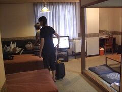 宿毛の「秋沢ホテル」に到着
ちょっと古い建物だけど、大浴場もある（部屋は和洋室）