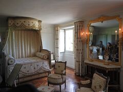 王妃の寝室です。

マリー・アントワネットは、フランス革命前夜までここで過ごしたそうです。