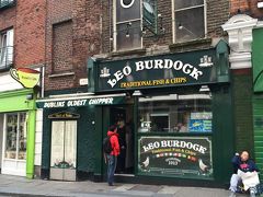 ”LEO BURDOCK”
フィッシュアンドチップスのお店

留学時代に来たことがあり、思い出して来てみたらまだありました！
結構有名になっていますね

ここでもお持ち帰り