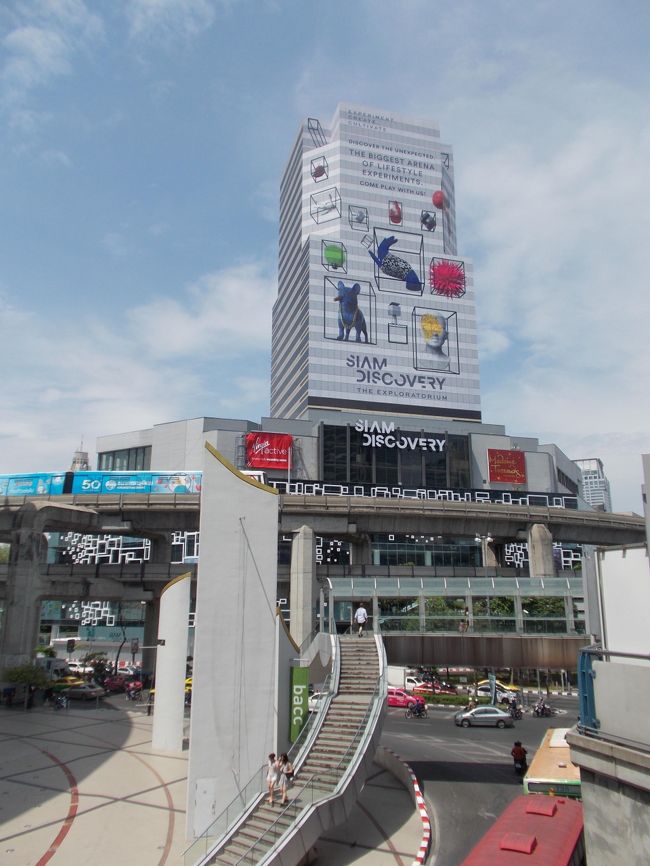 シーロムからタクシーで来ました。