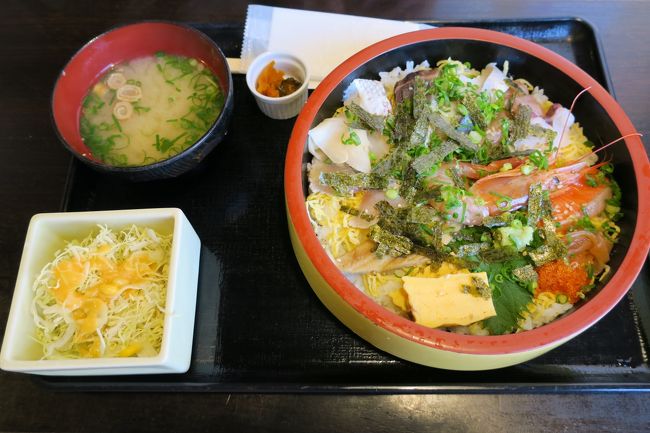 米子空港内のお店「炉端かば」で昼食．<br />2時近かったので店内にはほとんどお客さんはいませんでした．<br />私は海鮮ちらし寿司．<br />思ったより大きい！そして具の種類が豊富．<br />レンタカーで回る予定だったのでいまはお酒はやめときました．
