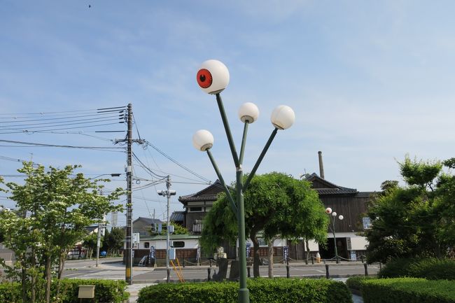 オリックスレンタカーでマツダのデミオをレンタル．<br />マツダ車は初めて．結構運転しやすかったです．<br />さっそく向かったのは水木しげるロード．<br />駐車場を探すのにちょっと手間取りましたが，妖怪倉庫の隣，海側にコインパーキングがありました．<br /><br />電燈が目玉おやじになってる！！