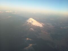 羽田から鹿児島に向かう機内から。
こんなにキレイに富士山が見えるなんて…
良い旅になる予感です。