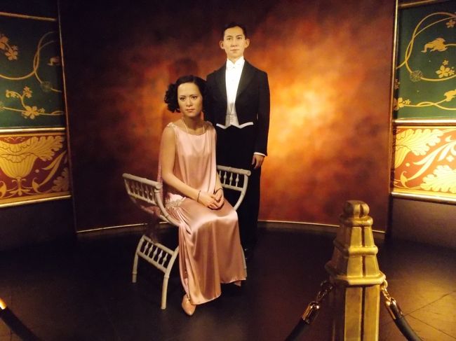 オープン当時<br />日本人も、お一人様だけありましたが<br />宮内庁から許可されず撤去されました。<br /><br />現・天皇<br /><br />